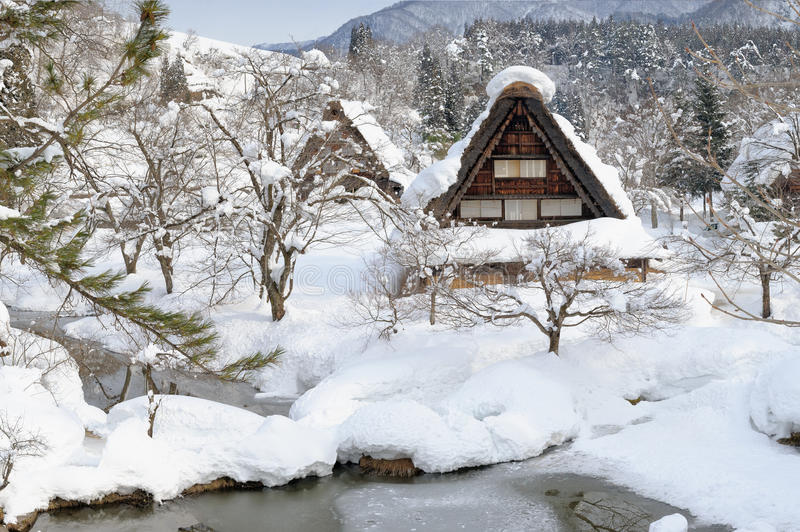 heavy-snow-shirakawa-go-26372718.jpg